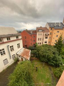 uma vista aérea de uma cidade com edifícios em Marcus- Modern Relaxing apartment em Děčín