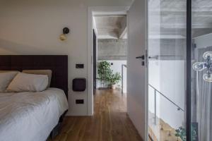 維爾紐斯的住宿－Bright and stylish city centre 1 bedroom loft，一间卧室设有一张床和一个滑动玻璃门