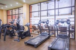The fitness centre and/or fitness facilities at ROYAL BEACH & APARTAMENT