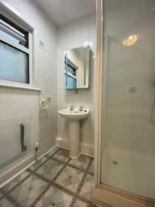 a bathroom with a sink and a shower at barnet 2 in Barnet