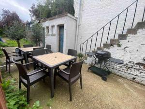 a barbecue grill sitting next to a table and chairs at barnet 2 in Barnet