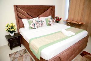 Katil atau katil-katil dalam bilik di Divine India Service Apartment 3Bhk, 2B Saket