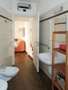 a bathroom with two sinks and a toilet and a bed at Al Molo 2 in Como