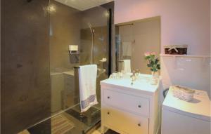 Un baño con ducha, lavabo e inodoro. en Nice Apartment In Vals Les Bains, en Vals-les-Bains