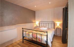1 dormitorio con 1 cama con 2 luces encendidas en Nice Apartment In Vals Les Bains, en Vals-les-Bains