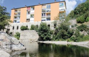 un edificio a orillas de un río en Nice Apartment In Vals Les Bains, en Vals-les-Bains