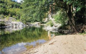 un río con árboles y una costa de arena en Nice Apartment In Vals Les Bains, en Vals-les-Bains 19 fotos más