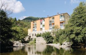 ヴァル・レ・バンにあるAmazing Apartment In Vals Les Bains With 1 Bedrooms And Wifiの川辺の建物