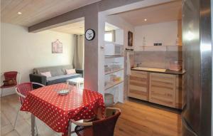 eine Küche und einen Tisch mit einem roten und weißen Tischtuch in der Unterkunft Nice Apartment In Vals Les Bains With House Sea View in Vals-les-Bains