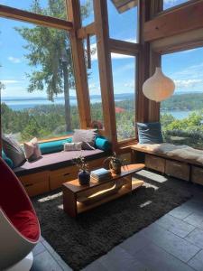 Billede fra billedgalleriet på Cliff Top Family Home Over Looking the Ocean i Pender Island
