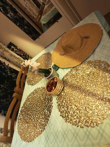 una mesa cubierta con sombreros y tazones de semillas en Vacances insolites en Foix
