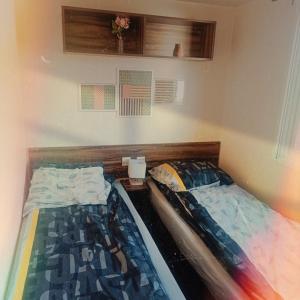 niewielka sypialnia z łóżkiem i łóżkiem podwójnym w obiekcie Vacances insolites w mieście Foix