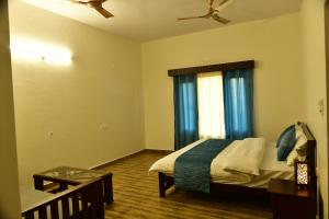 ラムナガルにあるCorbett wala by ayu villaのベッドルーム1室(ベッド1台、青いカーテン付きの窓付)