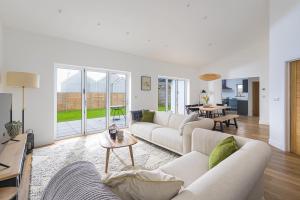 sala de estar con sofá y mesa en The Hideaway, Modern 3 bed in Tintagel, Cornwall en Tintagel