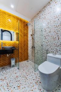 uma casa de banho com um WC e um chuveiro em Q Boutique Hotel em Nha Trang