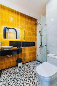 ニャチャンにあるQ Boutique Hotelのバスルーム(トイレ、洗面台、シャワー付)