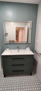a bathroom with a sink and a mirror at Duerme a gusto - Tu habitación acogedora en Torredonjimeno in Torredonjimeno