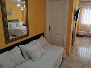 سرير أو أسرّة في غرفة في alojamiento de lujo en playa arenal de Burriana