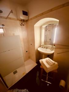 ein kleines Bad mit einem Waschbecken und einem Spiegel in der Unterkunft Stupor Mundi in Bitritto