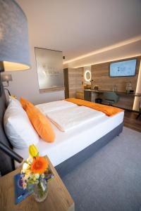 Un dormitorio con una cama grande y una mesa con flores. en Lieb&Wert en Raesfeld