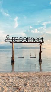 un cartel en una playa con la palabra "interés" en Reconnect - Private Island Resort & Dive Center Togean - Buka Buka Island en Ampana