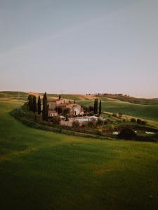 a house in the middle of a green field at AGRITURISMO LUCERTOLA in Montecatini Val di Cecina