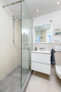a bathroom with a sink and a glass shower at Primero Top-Suite 22 Stock Messe Zentrum Kongress in Augsburg
