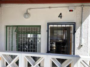 einer Eingangstür eines Gebäudes mit der Nummer vier in der Unterkunft Ramblers Self Catering Accommodation in Windhoek