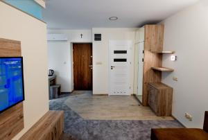 a room with a hallway with a door at Apartament u Roberta Bieńka in Kazimierz Dolny