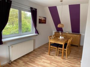 a dining room with a table and a window at Ferienwohnung Friedrich Dorfmark in Bad Fallingbostel