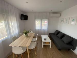 a living room with a table and a couch at Apartamento Paradis con encanto y vistas al mar in Vinaròs