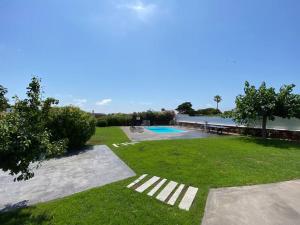 a view of a park with a swimming pool at Apartamento Paradis con encanto y vistas al mar in Vinaròs