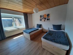 um quarto com 2 camas e uma janela em Haus für Monteure & Urlauber (3-6 pers.) em Esperstedt