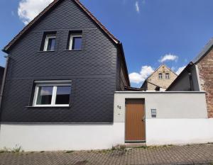 uma casa a preto e branco com garagem em Haus für Monteure & Urlauber (3-6 pers.) em Esperstedt