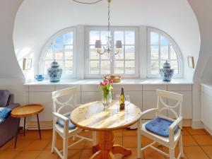 a dining room with a table and chairs at Strandkoje in Nebel