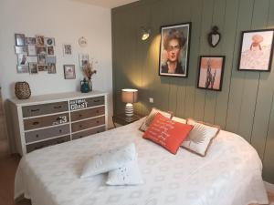 Łóżko lub łóżka w pokoju w obiekcie Jolie villa Lalou Côte d'Azur trois chambres