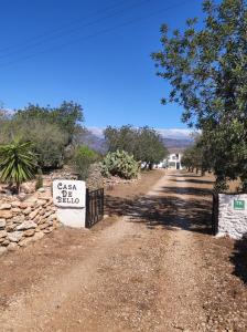 un chemin de terre avec un panneau indiquant casa caja brito dans l'établissement Casa de Bello, à Tortosa