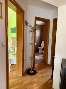 bagno con doccia in una camera con servizi igienici di Sokograd Attic a Šipovo
