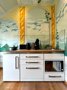 uma cozinha com armários brancos e um lavatório em PARK VILLA zentral am Mittelrhein em Boppard