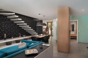 Una sala de estar con un sofá azul y una escalera. en Villa La Thalia LT Croatia, en Nin