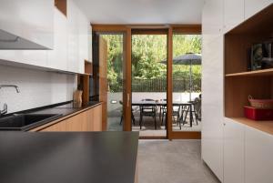 cocina con vistas a un comedor en Villa La Thalia LT Croatia, en Nin