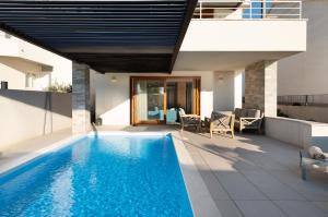 una piscina en el tejado de una casa en Villa La Thalia LT Croatia, en Nin