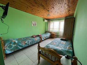 Postel nebo postele na pokoji v ubytování Guest House Paskal