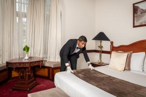 Ένα ή περισσότερα κρεβάτια σε δωμάτιο στο The Grand Hotel - Heritage Grand