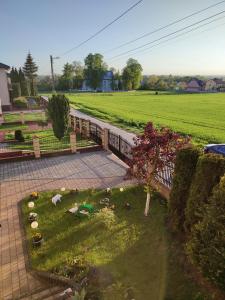 una vista aérea de un patio con una valla en Apartament nad Nidą, en Sobków
