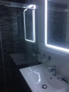 y baño con lavabo y ducha acristalada. en Beautiful Modern 2 bedroom, 2 bathroom apartment, en Pilar de la Horadada