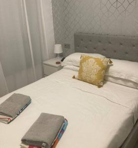 Una cama blanca con dos toallas encima. en Beautiful Modern 2 bedroom, 2 bathroom apartment, en Pilar de la Horadada