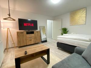 Μια τηλεόραση ή/και κέντρο ψυχαγωγίας στο LUXOMES: Design Apartment - private Parking - 4 People