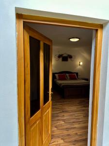 una porta che conduce a una camera con letto di Casa Aurelia a Chişcău