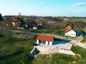 una vista aérea de una casa con techo en Hiša na sončku, 